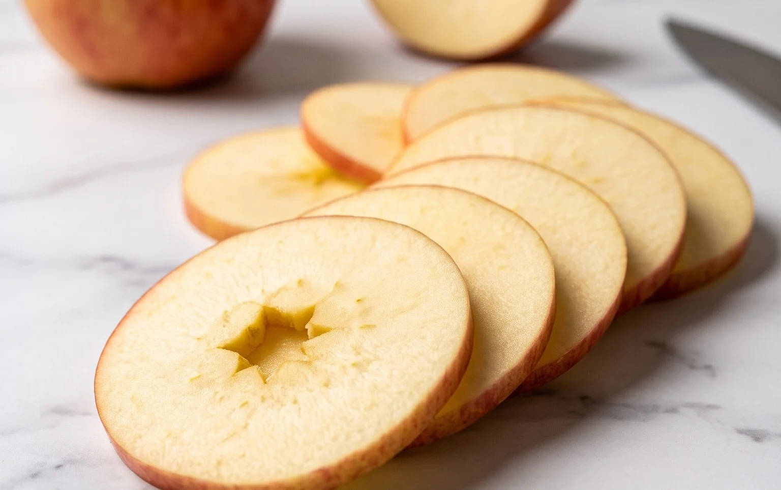 Hausgemachte Apfelchips: Einfach, knusprig & gesund